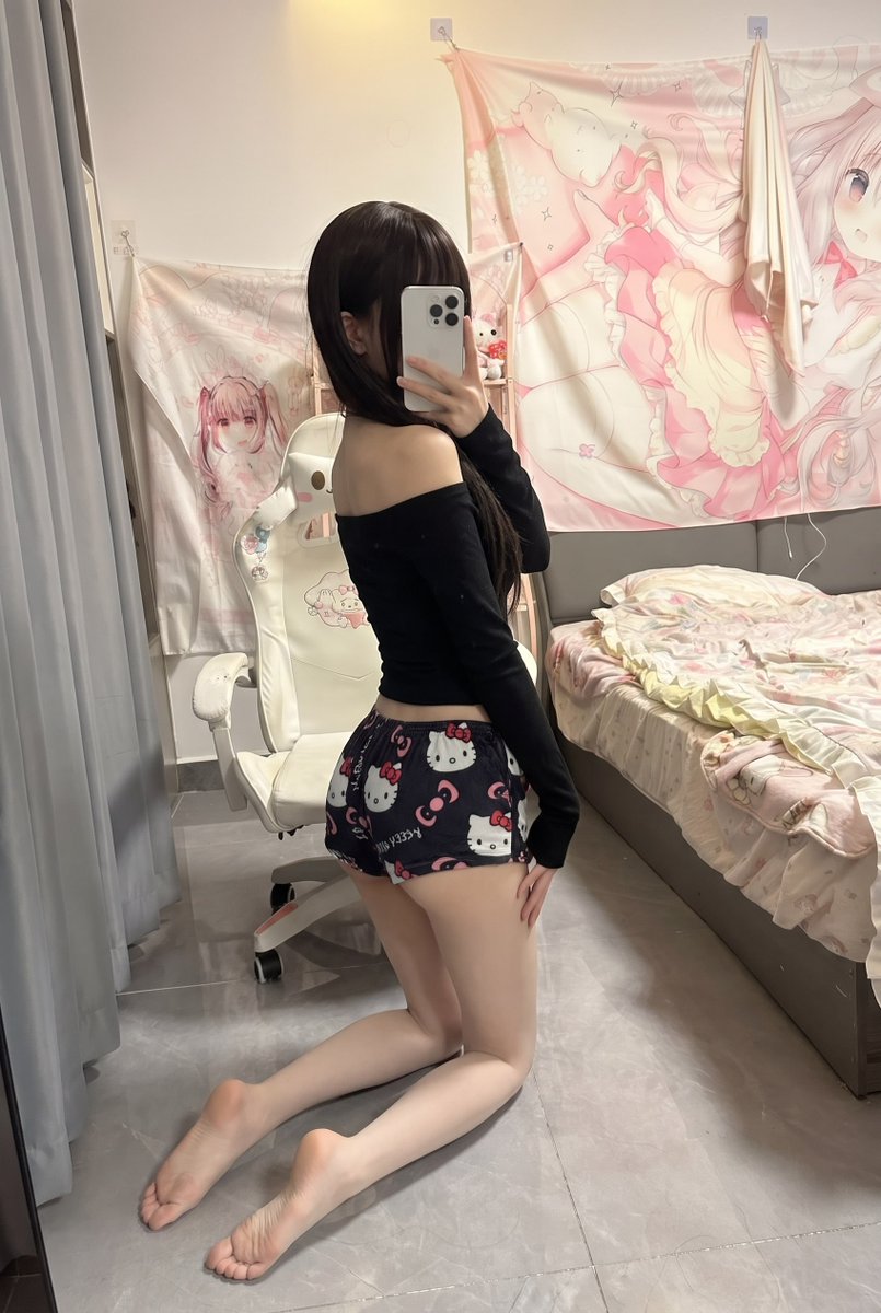 san_sato8675's tweet photo. a man who makes you feel so feminine that you catch yourself smiling more, playing with your hair, and looking for reasons to sit next to him. my type. #sgnsfw #sgxmm https://t.co/1ZpGAW87AH
