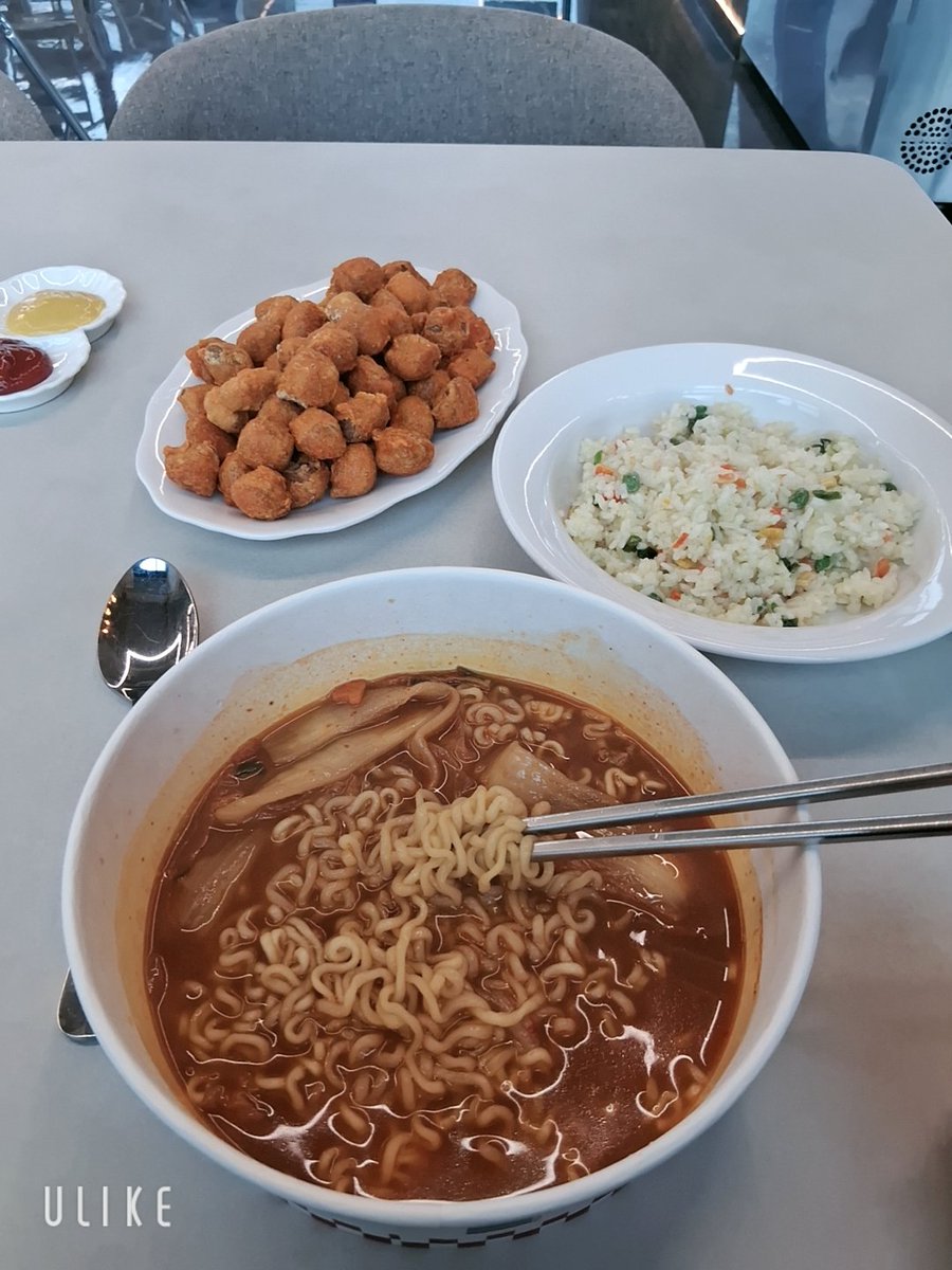 KkongSoon619's tweet photo. 팀장님이 날 살찌워서 구워먹으려는게 분명함
난 분명 라면만 먹으려 했는데 갑자기 카페 냉장고 털이 한번 해야한다고 들이미심
#콩밥일기 https://t.co/ONgV0IMj4Y