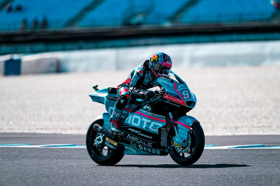 cfmoto_tokyo's tweet photo. 【Moto2、Moto3で勝ったらプレゼント！】   

いよいよオーストラリアGP開幕！  Moto2、Moto3クラスに参戦中の「CFMOTO Asper Racing Team」のマシンが優勝したら、抽選で1名様にピットシャツ（Lサイズ）を、10名様に特製ステッカー（2種類のデザインからランダム）をプレゼントします！    

応募方法は↓↓