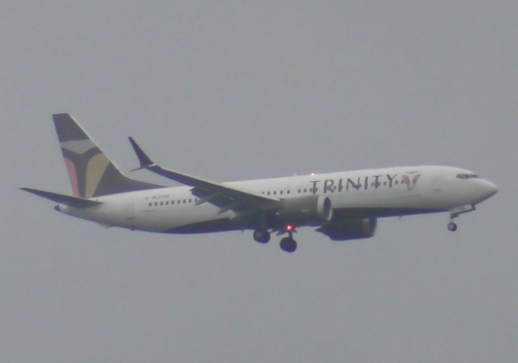 LabNvfc's tweet photo. やっと新塗装機が見れました。

雲が厚かったためか，いつもより低い高度での進入だったような…

天気が良ければもっとよかったのですが，成田・関空に行かずとも見れたのでよかったです。

雨も上がってくれて助かりました。

#HL8755
#トリニティ航空
#B737MAX8
#富山空港 https://t.co/8PtIYFfiPF