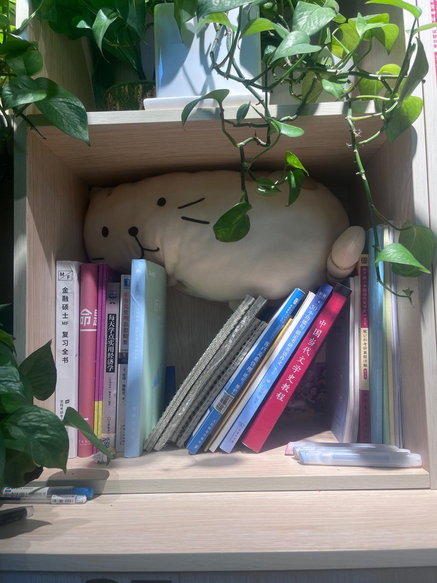 ai63813945's tweet photo. 「房の隅で読書するカラスが、仲間を剿う準備をしてる」， https://t.co/6cM4HbNBUo