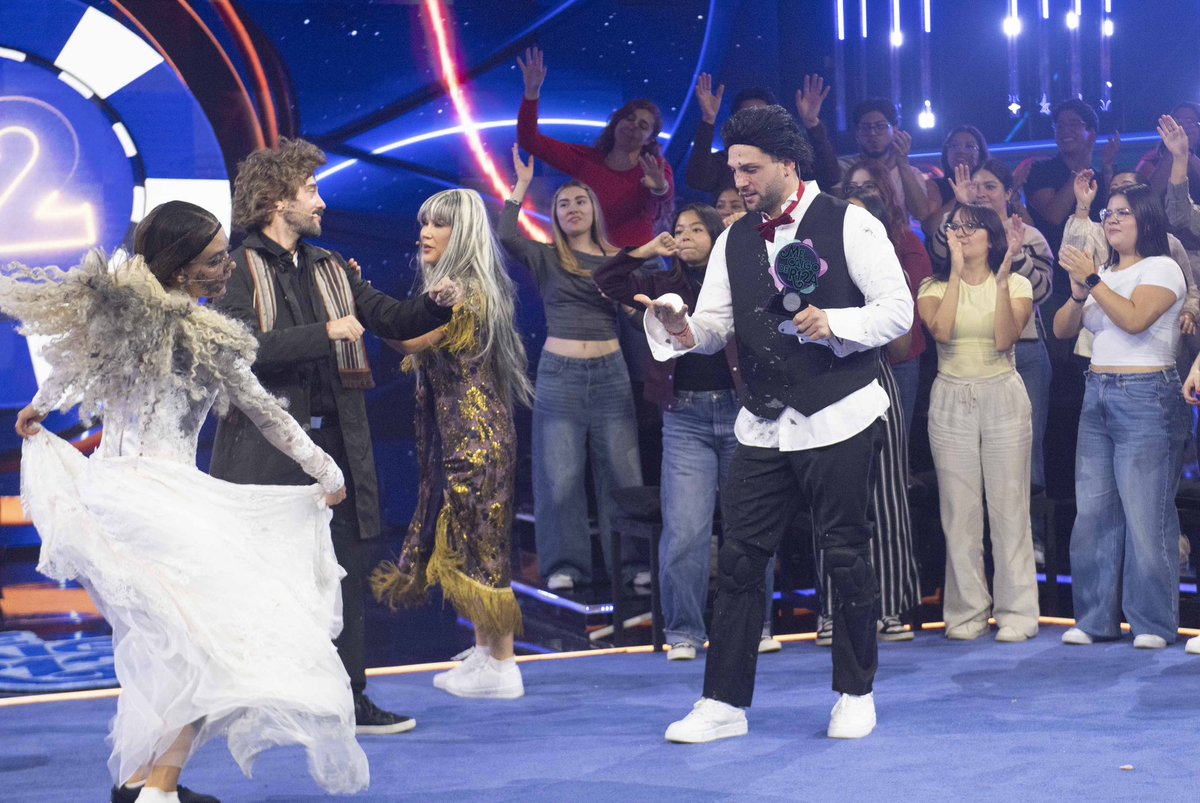 MeCaigoDeRisa's tweet photo. Cerramos la semana con muchísimas risas y un gran programa gracias a @NicolaPorcella 📺 A descansar este fin de semana porque volvemos el lunes con más de #MeCaigoDeRisa https://t.co/mlJw46xgTd