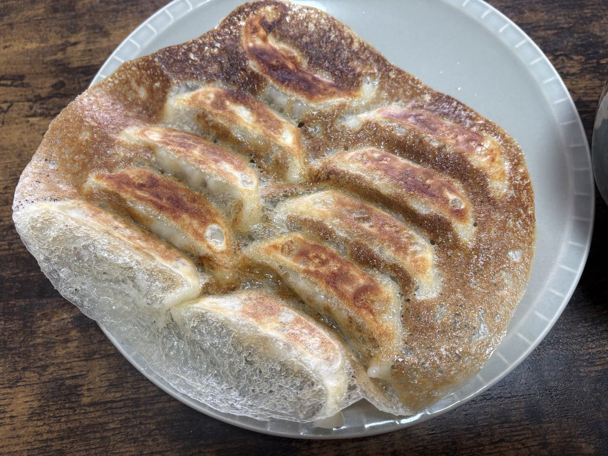 peacefull070's tweet photo. 冷凍餃子を焼いてみた https://t.co/Rs4X9pkCvk