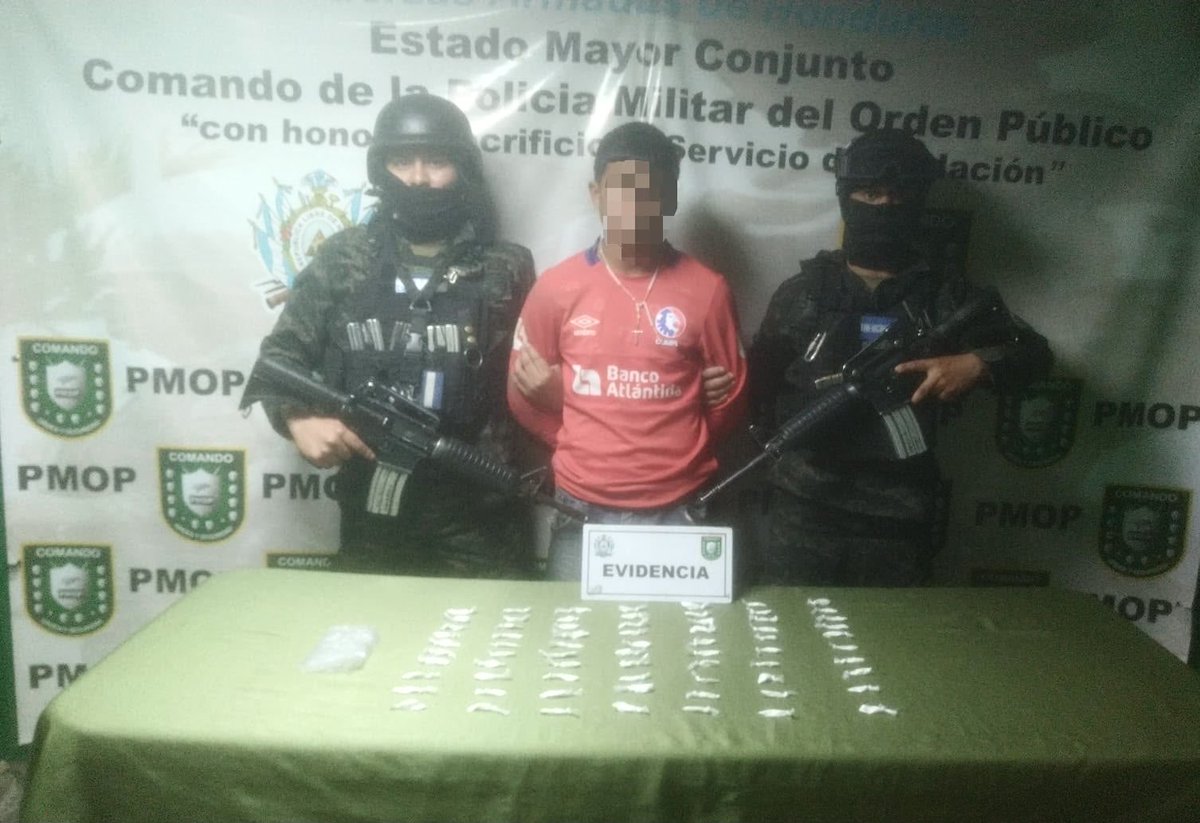 PMOPHN's tweet photo. #OperacionesPMOP | Detienen a dos ciudadanos con 120 envoltorios de supuesta cocaína en Valle de Ángeles
Las Fuerzas Armadas de Honduras a través de la Policía Militar del Orden Público (#5BPMOP) en apoyo a la Agencia Nacional Contra el Crimen (#ANCC), detuvieron a dos ciudadanos en el barrio El Cantón, Valle de Ángeles, Francisco Morazán, por suponerlos responsables del delito de tráfico de drogas.
Durante la operación se decomisaron:
📌 120 envoltorios de supuesta cocaína.
📌 Dos teléfonos celulares.
Los detenidos y los indicios serán remitidos a la Fiscalía de turno para el procedimiento legal correspondiente.
Las #FFAAHN, a través de la #PMOPHN, mantienen su compromiso de combatir las actividades ilícitas y proteger la seguridad del pueblo hondureño.
#SeguridadHN