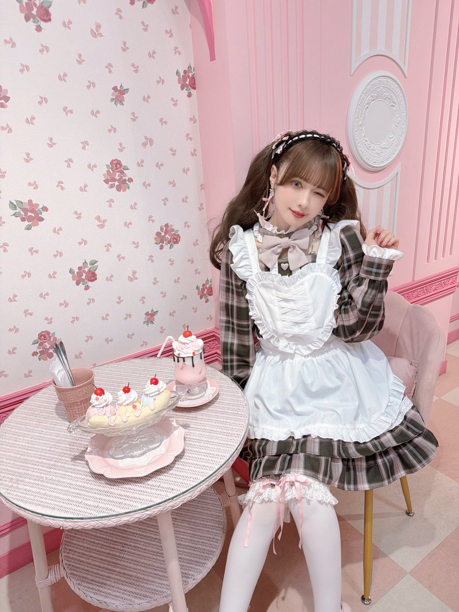 Mayukawaiidoll's tweet photo. ガーリーちゃんやロリィタさんのかわいいがだいすきな女の子にぴったりなヒロマンズコーヒーさんへ☕️🎀
かわいいスイーツをいただくときエプロンコーデするとより甘くなってかわいい🍰໒꒱💕
はーとのエプロンは平成ぽくてすき🥺🩷
#RomeRitual #ロメリチュアル https://t.co/boUkr29yQ6