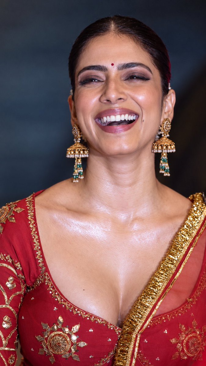 Mavrickiyeb's tweet photo. Malavika ku bra na enane theriyathu. https://t.co/UHgXlGb1UW