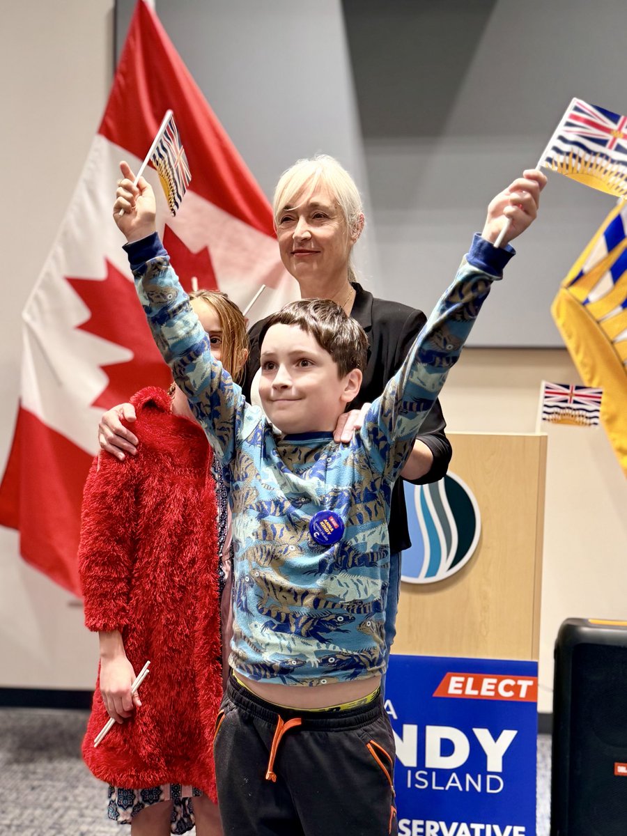 DrAnnaKindy's tweet photo. Great to spend Election Eve with our MP @AaronGunn and so many amazing supporters. Thank you North Island! 

On October 24th, be sure to get out to vote, 8am - 8pm. https://t.co/cJggY2XBut