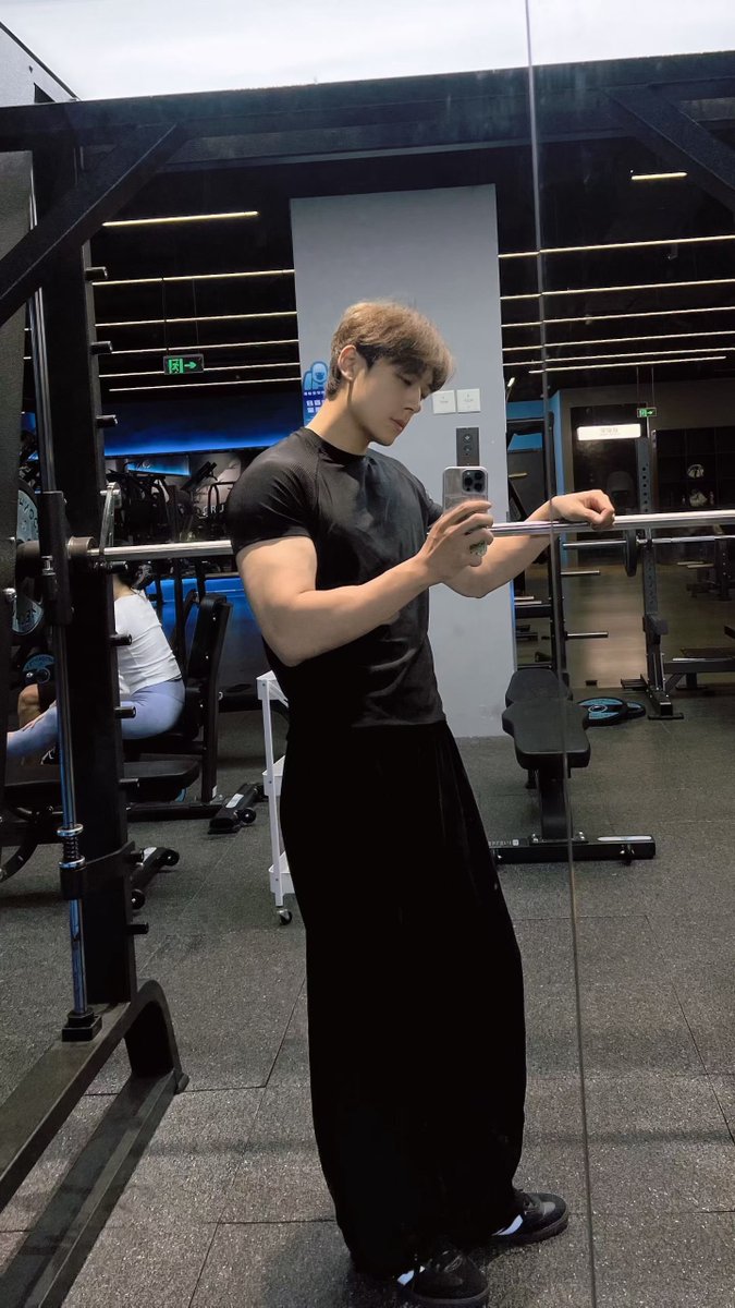 initialC17's tweet photo. 好奇的问一下土耳其的女士们，这个头形状酷似“龟头”一样的生物，以你们的审美真的认为他很帅吗？ https://t.co/1cWnzBnC3R