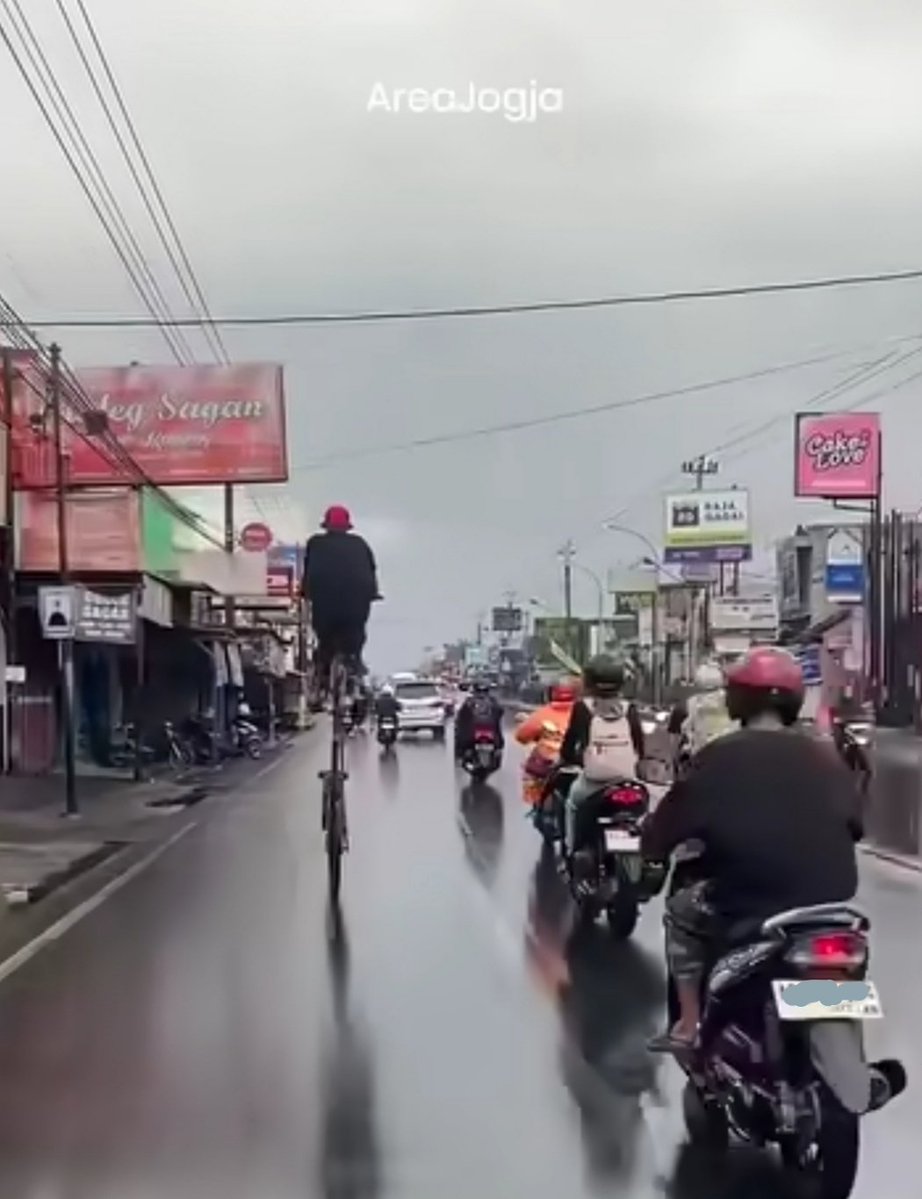 C_rita_X's tweet photo. Orang naik sepeda tinggi sendirian di jalan raya tuh gimana naik-turunnya? Kalo pas berhenti di lampu merah apa yang dipegang biar gak jatuh?🤔 https://t.co/EsXT8Wv0m4
