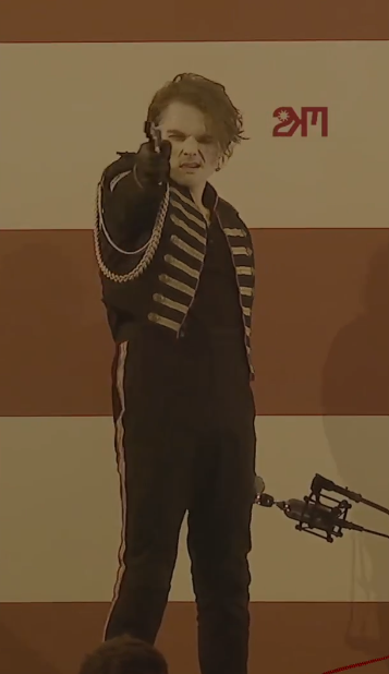 idkramm's tweet photo. wow she's pointing that thing at me #MCRLA2 https://t.co/lCVmOTFINq