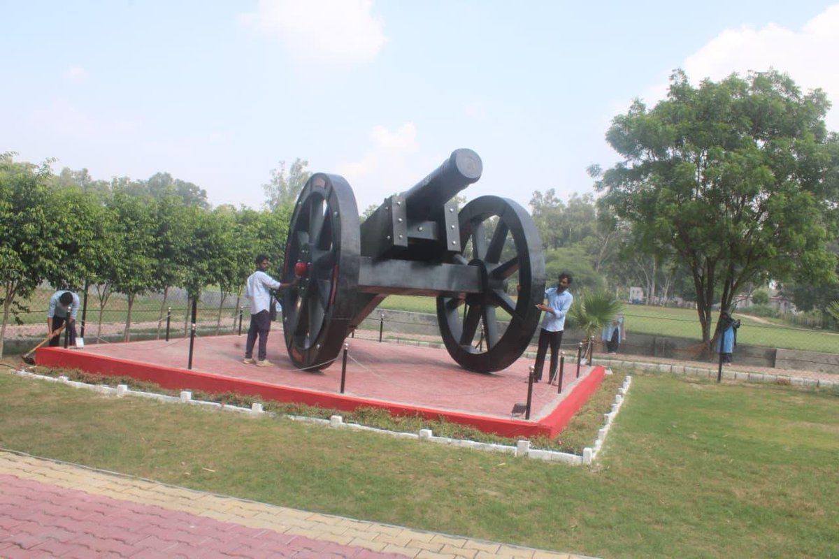 SWComd_IA's tweet photo. Faridkot Military Station paid tribute to our fallen heroes through a special cleanliness drive at the War Memorial, as part of #SpecialCampaign6 under #SwachhataHiSeva2026.

Their sacrifice is eternal. Preserving their memorial is our duty.

#SHS2026 
#SwachhBharat 
#SwachhataMeinSahbhag 

@adgpi 
@HQ_IDS_India