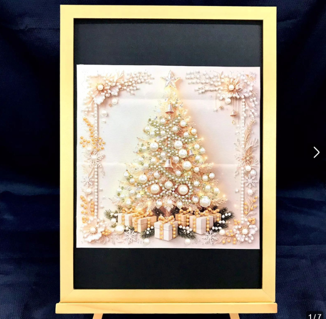 cocorety39's tweet photo. 【福祉施設制作】ふわふわせかい作　ダイヤモンドアート　「ホワイトクリスマス」NO.5756で検索
白いクリスマスツリーがパールとゴールドでキラキラ輝くダイヤモンドアート。雪が積もったような優しい感じで、冬に飾ると部屋がほっこりします。見てるだけで本当にすごく幸せになれますよね。￥1,200 https://t.co/HDo11tKjOL