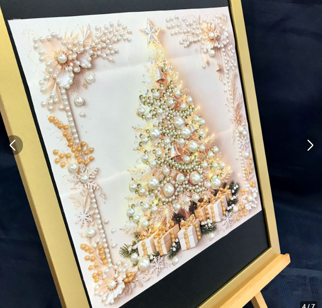 cocorety39's tweet photo. 【福祉施設制作】ふわふわせかい作　ダイヤモンドアート　「ホワイトクリスマス」NO.5756で検索
白いクリスマスツリーがパールとゴールドでキラキラ輝くダイヤモンドアート。雪が積もったような優しい感じで、冬に飾ると部屋がほっこりします。見てるだけで本当にすごく幸せになれますよね。￥1,200 https://t.co/HDo11tKjOL
