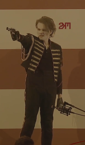 idkramm's tweet photo. wow she's pointing that thing at me #MCRLA2 https://t.co/lCVmOTFINq