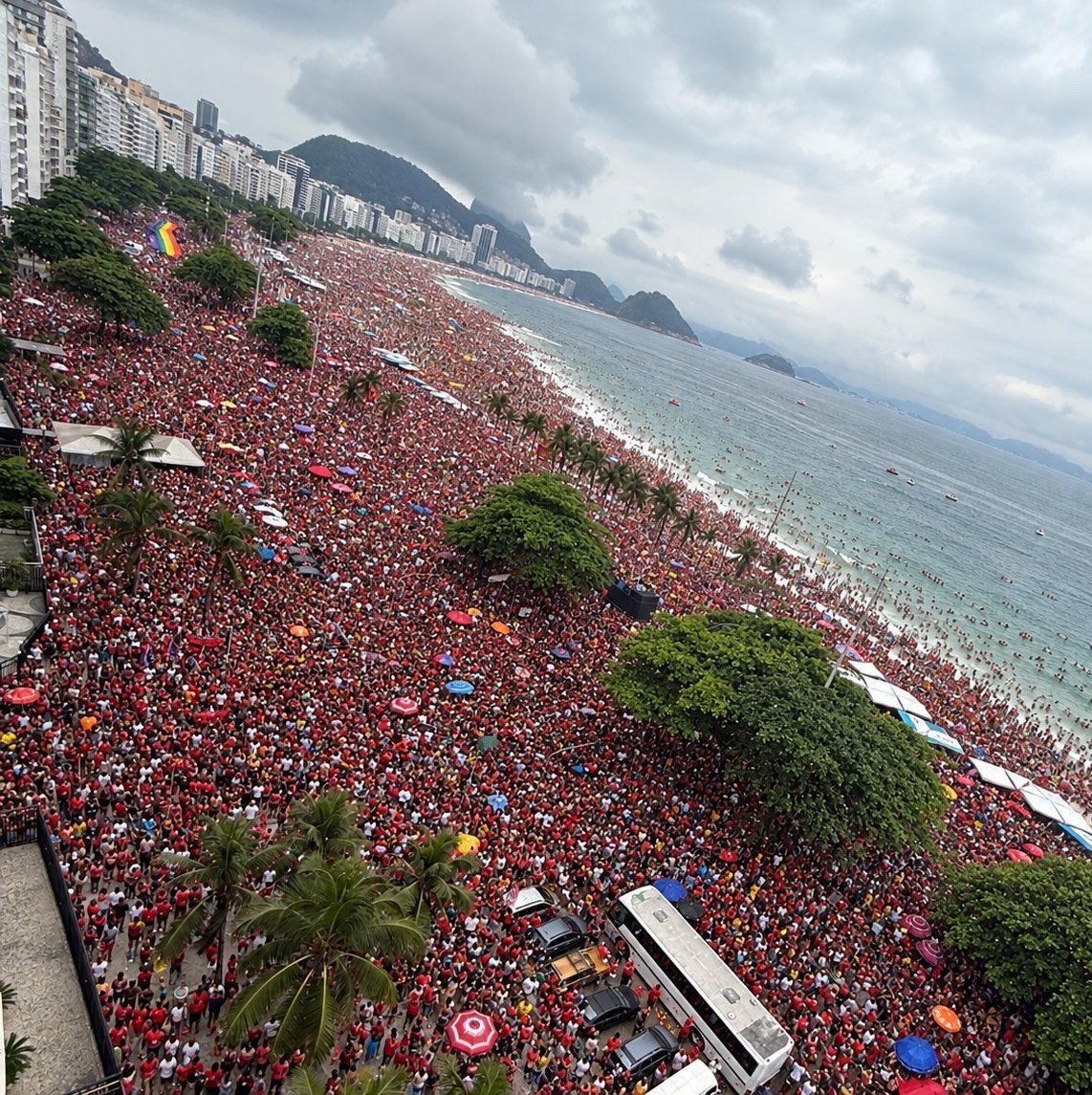 poponze's tweet photo. SERÁ HISTÓRICO! Lula fará hoje, em Copacabana, no Rio de Janeiro, o último ato de campanha de sua vida. ⭐️ https://t.co/QReXZjhYOj