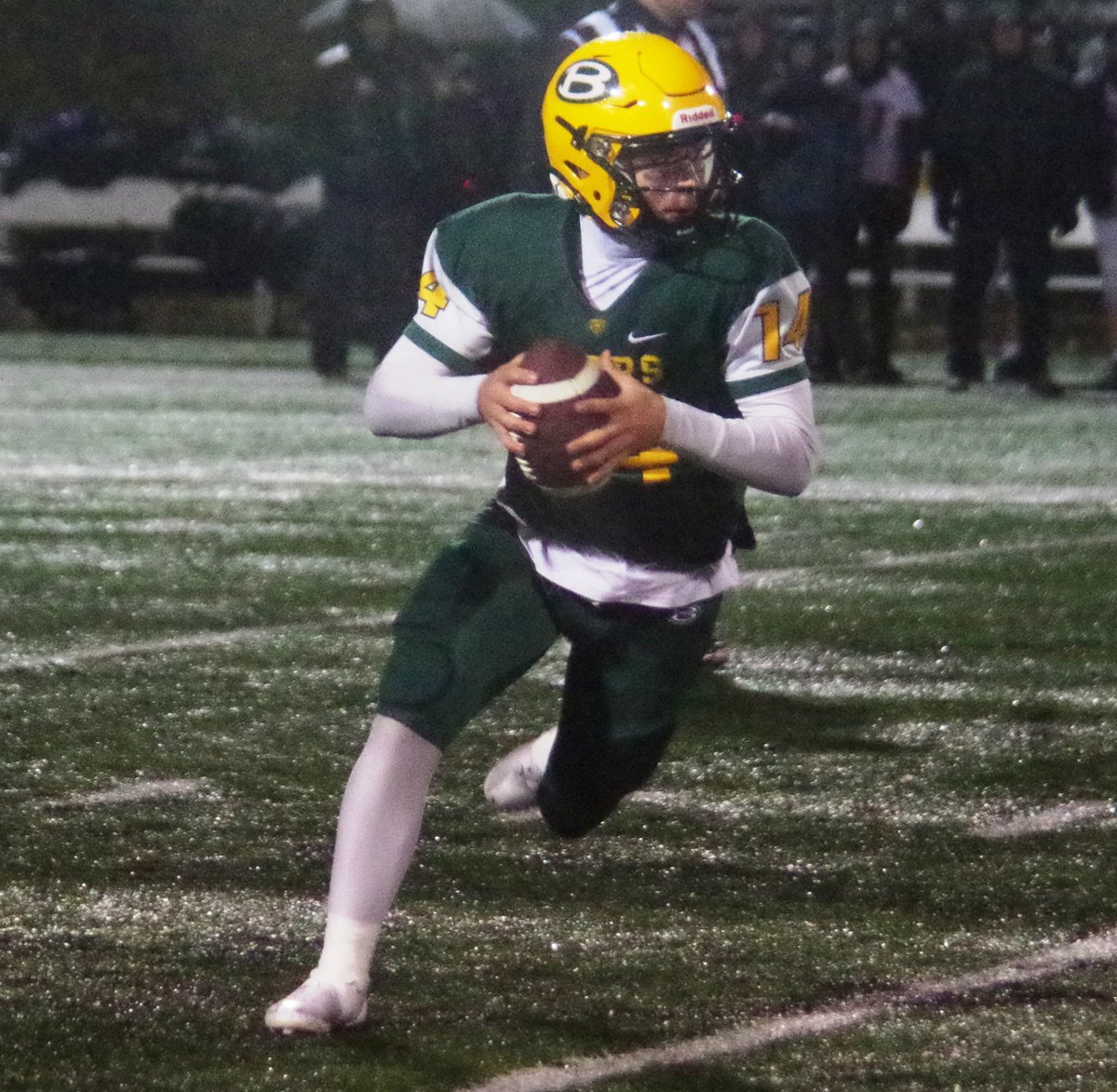 GordieHoweSport's tweet photo. Tonight’s high school football tripleheader concluded with the second @sssadsports 5A City semifinal as the “Friday Night Lights” game. Playing in adverse conditions, the Aden Bowman Collegiate Bears downed the Marion M. Graham Collegiate Falcons 28-6 at SMF Field. #WeAreFamily. https://t.co/66tcdxQ9m6
