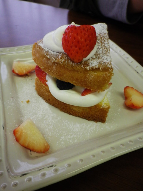 saint9125wife's tweet photo. [今日のカフェで、毓押淳さんと偶然再会。美味しいパンケーキを分け合い、たわいもない話で笑いが止まらない。またすぐ会おうね]， https://t.co/cZvDFtUNaA