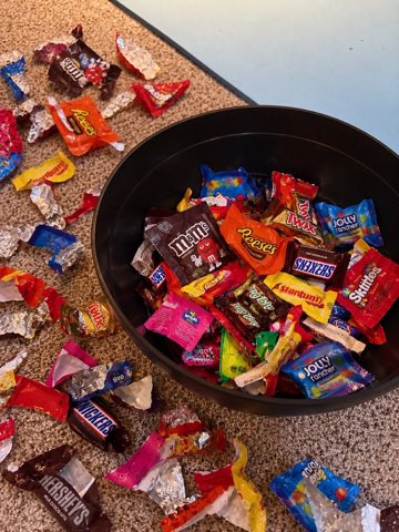 CreativeBuilds's tweet photo. got some candy for our wedding on halloween and my fiance found it https://t.co/v5wddfDRQJ