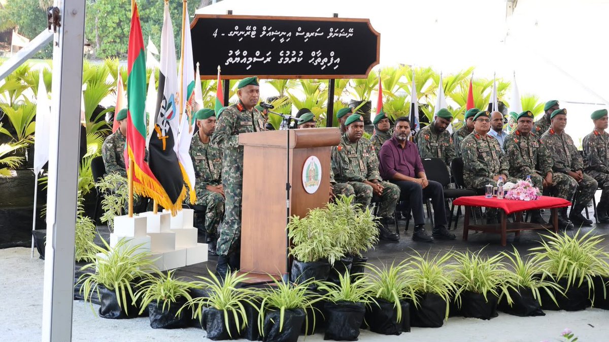 MMuizzu's tweet photo. ދިވެހި ވަޠަނީ ޚިދުމަތުގެ ޕްރޮގްރާމުގެ ތެރެއިން ކުރިއަށް ގެންދާ ނޭޝަނަލް ސަރވިސް އިނީޝަލް ޓްރޭނިންގ ގެ
4 ވަނަ ބެޗުގެ ތަމްރީނުތައް 352 ޒުވާނުންނާއެކު މިއަދު ރަސްމީކޮށް އިފުތިތާޙު ކުރެވިއްޖެ.

ރާއްޖޭގެ ހުރިހާ އަތޮޅެއް ހިމެނޭހެން 125 ރަށަކަށް ނިޞްބަތްވާ 288 ފިރިހެން އަދި 64 އަންހެން ޒުވާނުން މި ތަމްރީނުގައި ބައިވެރިވޭ. ހުރިހާ ބައިވެރިންނަށް ވެސް ކާމިޔާބީއަށް އެދެން. އަދި ޕްރޮގްރާމް ފުރިހަމަކުރުމަށް ހިތްވަރާ ޢަޒުމާއެކު މަސައްކަތް ކުރުމަށް ނަޞޭޙަތްތެރިވެ ހިތްވަރު ދެން. 

ދިވެހި ޤައުމިއްޔަތަށް ލޯބި ކުރާ ޒިންމާދާރު ޒުވާން ޖީލެއް ބިނާކުރުމަށް ސަރުކާރުން މިއަދު މިކުރާ މަސައްކަތް މާތް ﷲ ގެ ވާގިފުޅާއެކު ވެގެންދާނީ މި ޤައުމުގެ ޒުވާނުންގެ ކުރިމަގު ބައްޓަން ކުރުމަށް އެޅިގެންދާ ވަރަށް ހަރުދަނާ ބިންގަލަކަށް.