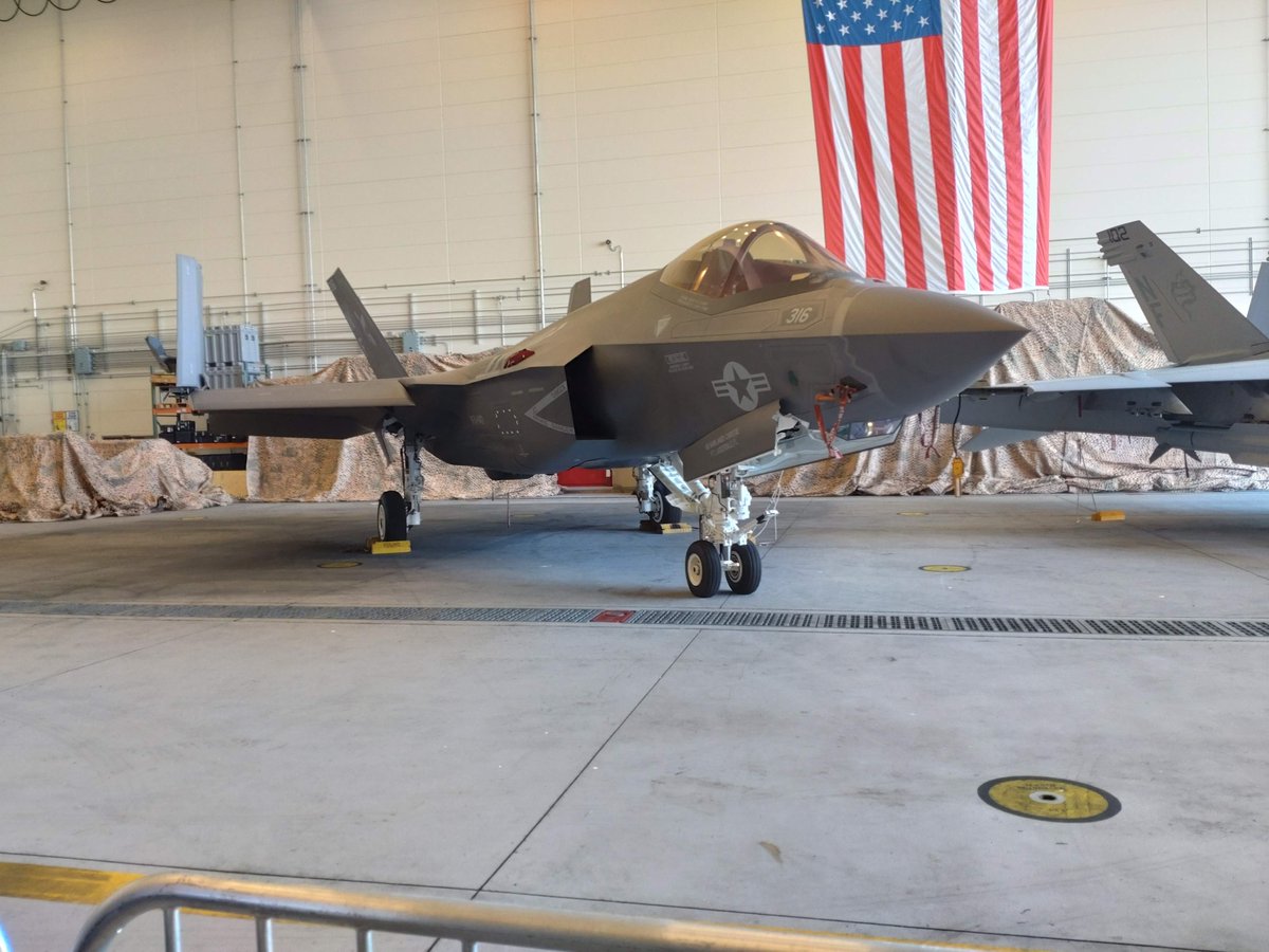 love74069959's tweet photo. 普通に考えてほぼ当たり前になってるけど、F-35全タイプとラプター撮れてるってすごくね？ https://t.co/8qajSxP9lS