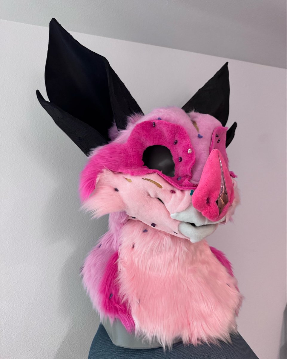 Alebrije_Lab's tweet photo. Checking How everything fits 🥰

I am so excited to see everything and finish this head! 
I love the coloooors. 👅

#furry #FursuitFriday #furryart #fursuit #furryfandom #furrycommunity #fursuitmaker #fursuitfurry #FursuitsEveryday #cosplay #Crafts #CraftSupply https://t.co/QMvdduYV7t