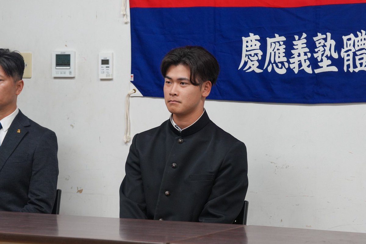 takafullc2's tweet photo. 【指名挨拶】

ドラフト3位指名の慶大・渡辺和大投手

「僕が1年時に廣瀬（隆太）さんが4年生でキャプテンで4年生だったので、ドラフトが決まってから連絡しました。廣瀬さんからも『慶応4兄弟として頑張ろう』と、返信を頂いて。僕も柳町（達）さん、正木（智也）さん、廣瀬さんのように、1軍で活躍できるように頑張ります」

#sbhawks #鷹フル