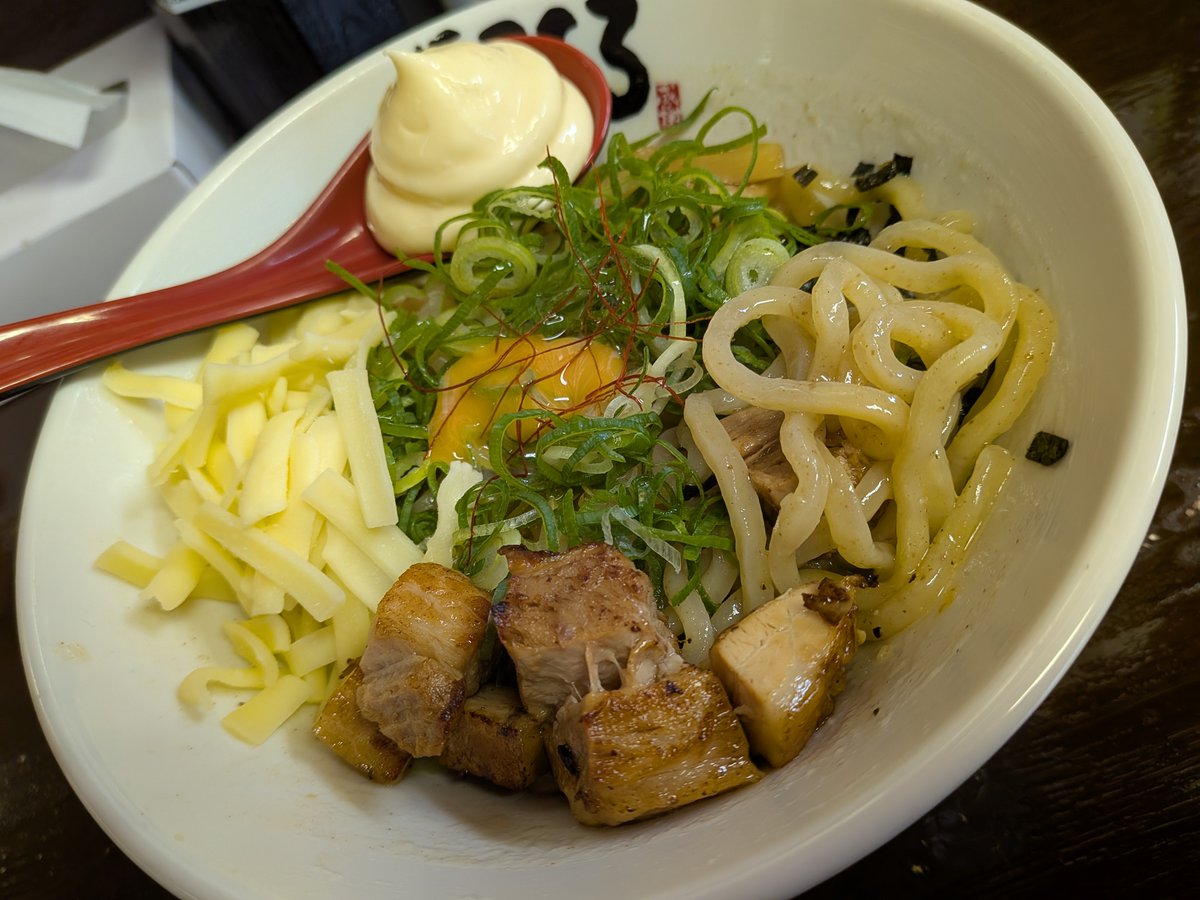 What_Borderless's tweet photo. 麺屋こころ 大船店
　塩まぜそば
　(硬め・濃め、水菜→卵黄変更、チーズサービス)
　＋マヨネーズ
　😋😋😋😋😋 https://t.co/q18b0q8SJz
