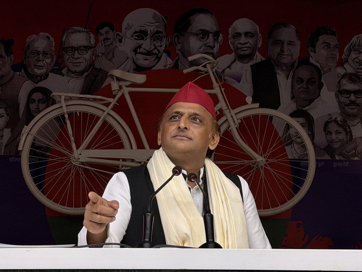 surya_samajwadi's tweet photo. डियर अखिलेश जी @yadavakhilesh 

कल TGT भर्ती का विज्ञापन जारी किया गया जिसमे पिछड़े दलितों का आरक्षण छीना गया 

पिछड़ों के हक के करीब 350 पद छीनकर योगी सरकार ने अपने लोगों को दे दिए 

आप PDA समाज के हक और अधिकार के संरक्षक है कृपया संज्ञान लीजिये और इसपर एक प्रेस कॉन्फ़्रेंस कीजिए 

पिछले साल जब लेखपाल भर्ती में पिछड़ो के 717 पद योगी सरकार ने छीने थे तब आपने आवाज उठायी थी उसके बाद जाकर पद वापस हुए थे 

कृपया संज्ञान लीजिये 🙏🏻