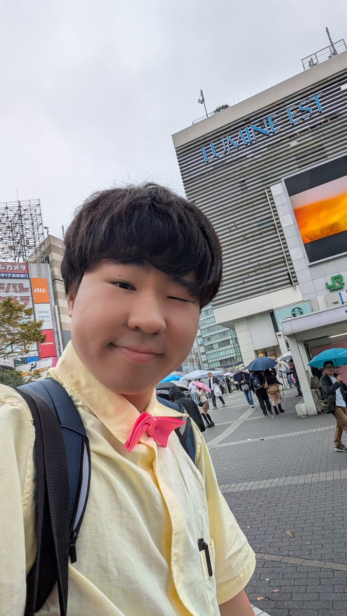 youkaiAcademy's tweet photo. 到着しました〜〜！
新宿駅東口広場！
14時30分までここにいます！ https://t.co/7pgoYg1hlk