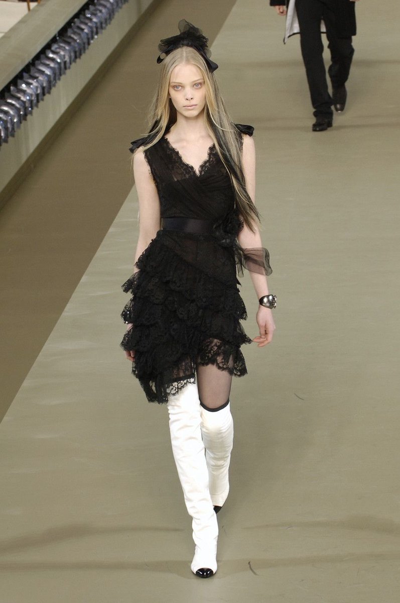 dollmental's tweet photo. felt a breeze that makes me want to dress like chanel’s f/w 2006 https://t.co/5TceyngclF