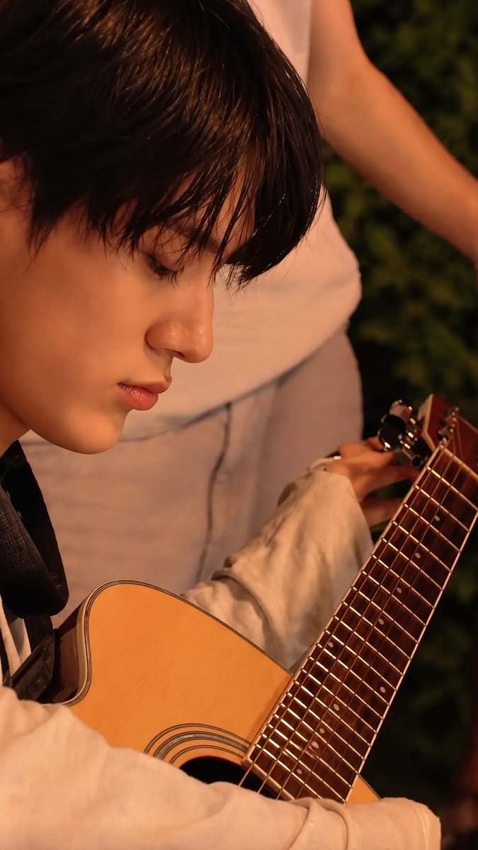 Grizellaeris's tweet photo. him and his guitar https://t.co/vi3rHy97l0