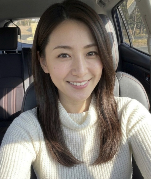 gressida_greace's tweet photo. 仕事中ですけど...   
ドライブしてます。 
一緒にどうですか？笑   
こんなおばさんが迎えきたら引きますよね？    
1.引く    
2.引かない      

正直なコメントほしい。 https://t.co/muLuYxY9ng