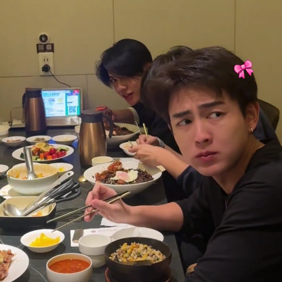 pichu_bae's tweet photo. หม่าม๊า : หมูกรอบหมด

น้องฮ้าท : https://t.co/ZaRYga5XMk