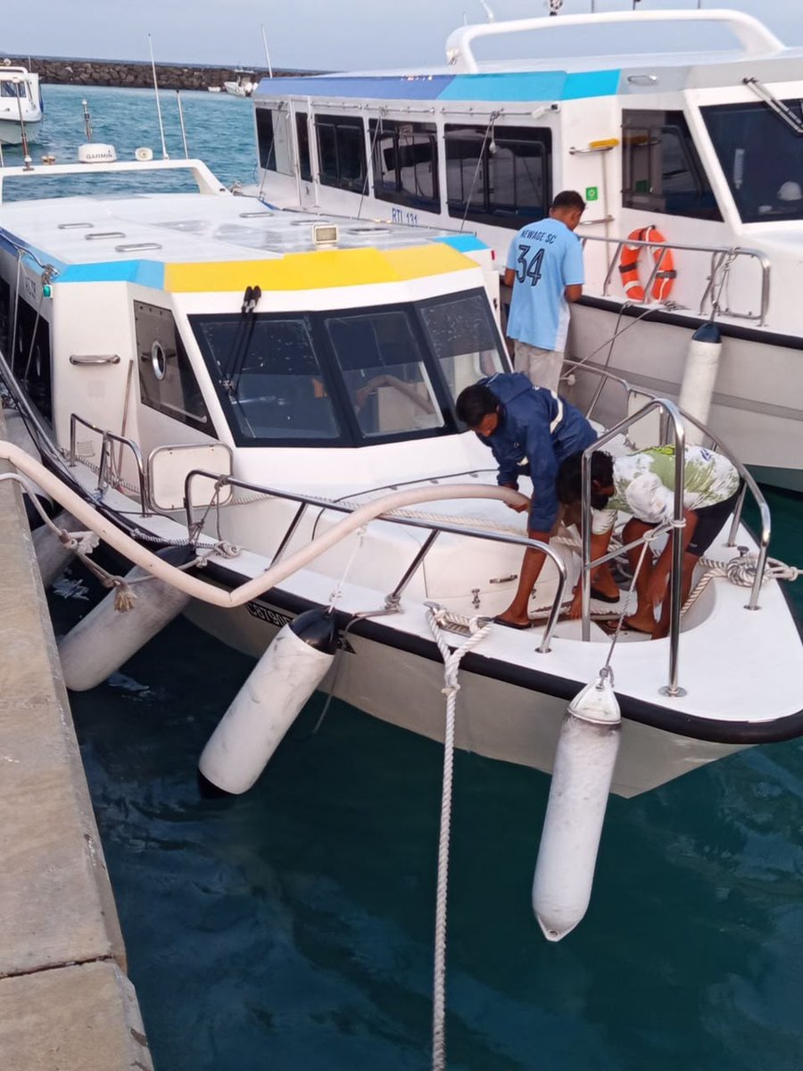 MNDF_Official's tweet photo. ހދ.ކުޅުދުއްފުށީ އާރުޓީއެލް ބަނދަރުގައި އޮތް އާރުޓީއެލް ލޯންޗެއް ދިޔަވުމާ ގުޅިގެން އެމްއެންޑީއެފް ނޮދަން އޭރިއާ ކޮމާންޑް، ކުޅުދުއްފުށީ ފަޔަރ ސްޓޭޝަނުން އެހީތެރިކަން ފޯރުކޮށްދީފި.
https://t.co/rhdUiSzSmx https://t.co/COfczL16z7