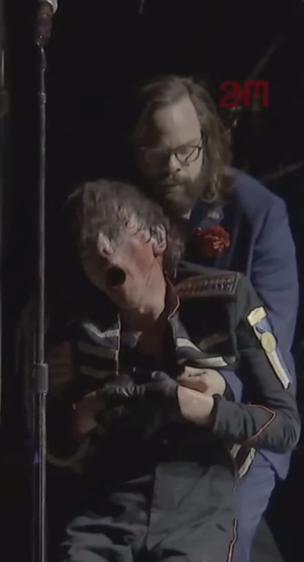 g0re_bloom's tweet photo. Noooo!! #mcrla2 https://t.co/279yO2kzsh