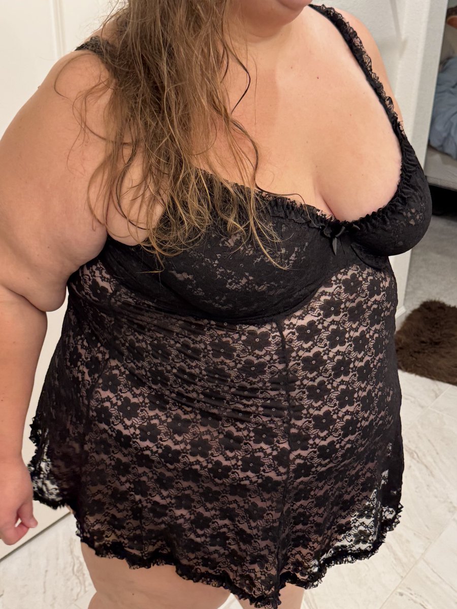 40yobigbitch's tweet photo. Well, I finally made a separate account for posting things I probably shouldn’t put on my regular social media. 😂

40, fat, and figuring this shit out as I go.

Hi. 👋 https://t.co/Qx2TQxsgNV