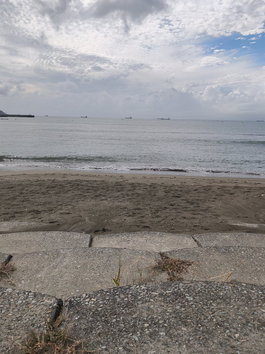 sunshine2468013's tweet photo. 曇ってるけどリフレッシュしたい時によく来る場所🌊
真夏は暑くて長居出来ないけど、今は海風と波の音で癒される https://t.co/2uwcThE8t4