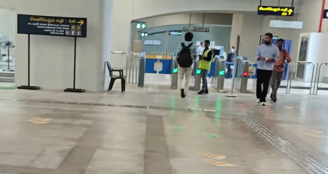 titoraja's tweet photo. Staircase only exit of Phase 2 Vadapalani station exiting directly on Arcot Road, near Vadapalani Police station is now open for public use. No need to exit via Phase 1 anymore.

@cmrlofficial Pls finish regular lift/escalator exits soon. #chennai #chennaimetro https://t.co/73EarRGBOH