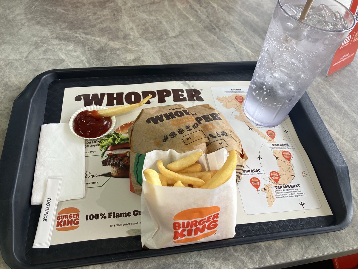 usapusuke's tweet photo. 入国出来たからまずは安心のバーガーキングまる
入国審査だいぶ長くかかったまる😓 https://t.co/gDp8pwyIvZ