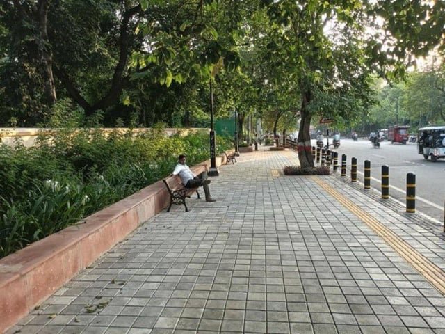 RakeshK32229480's tweet photo. Force all our states to spend at least 20% of their budgets on urban infrastructure schemes like CM GRID. Within 2–3 years, almost 90% of our streets could look like this!
( Pics are from Jhansi) https://t.co/5NNNMipCXF