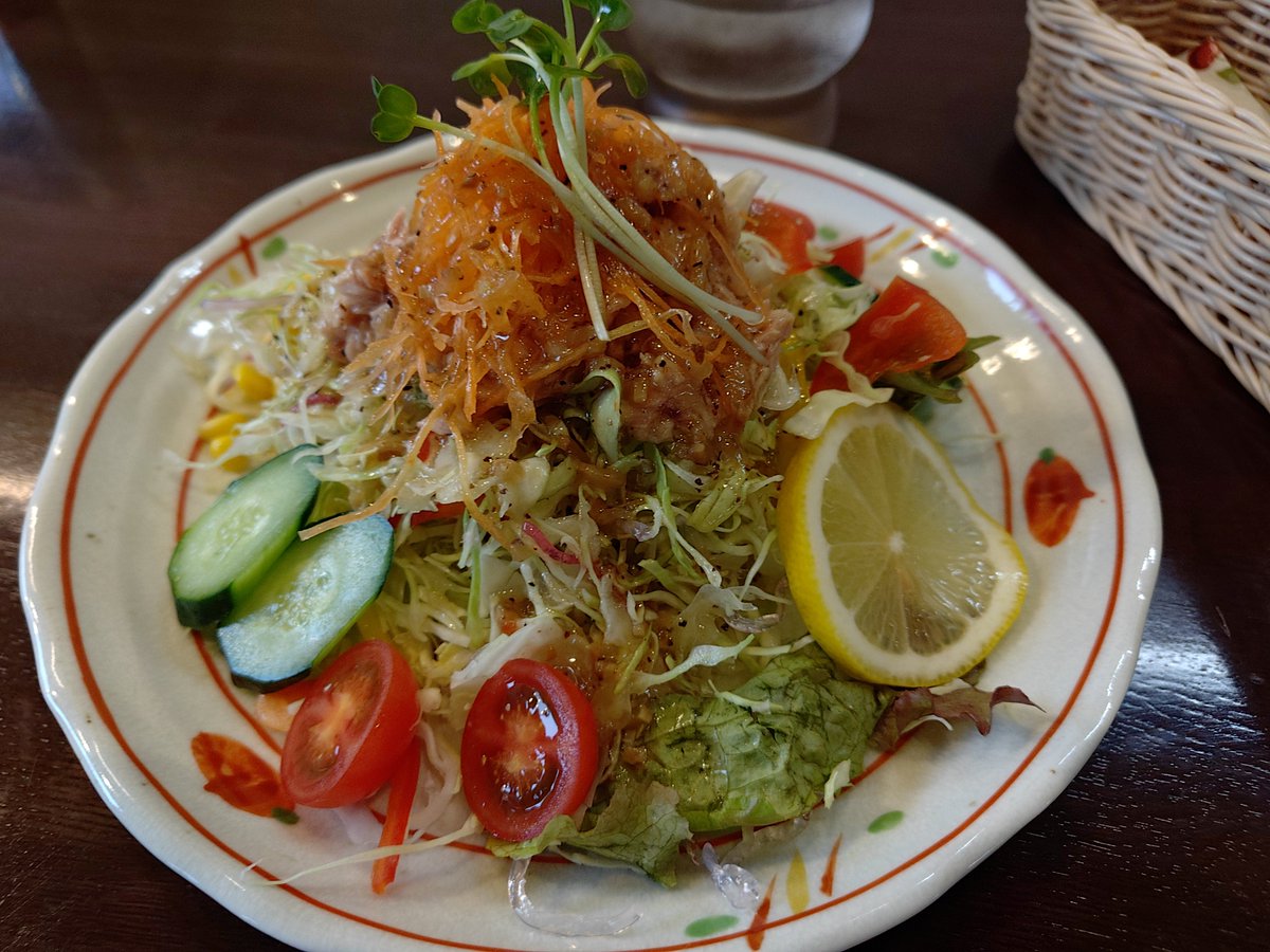 suna_forest's tweet photo. 諏訪湖マラソン前泊、気になっていたレストランペチカに寄って昼食。は良いのだが、サラダの量が予想の5割増しで多かった。
隣の人に来たピラフを見て察し、パスタは避けた。
消化的な意味で、昼に来て正解だった。 https://t.co/h5DBzsrKWY