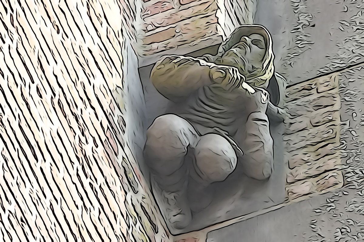 NooAingZii's tweet photo. Op de hoeken van de Onze-Lieve-Vrouwetoren, “Lange Jan”, staan figuren uit de Amersfoortse geschiedenis. Leendert Nicasius redde de toren na de blikseminslag van 1651, met gevaar voor eigen leven. https://t.co/rfbkPF2gD0