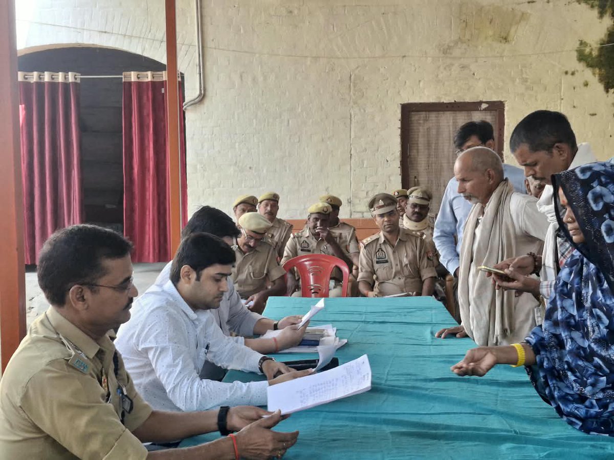 DMMau1's tweet photo. थाना समाधान दिवस पर आज थाना मधुबन में जनसुनवाई कर शिकायतों का गुणवत्तापूर्ण ढंग से निस्तारण करने के निर्देश संबंधित अधिकारियों/कर्मचारियों को दिए।
@UPGovt @InfoDeptUP @CMOfficeUP https://t.co/2jYbebuylN