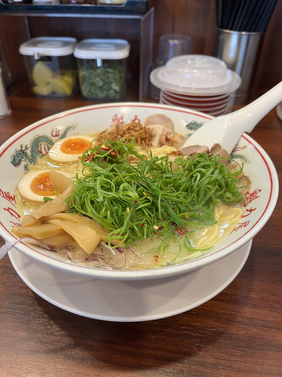 ken6trees's tweet photo. 二条城に向かう途中で立ち寄った魁力屋のラーメン。 https://t.co/JfpRpXUW77