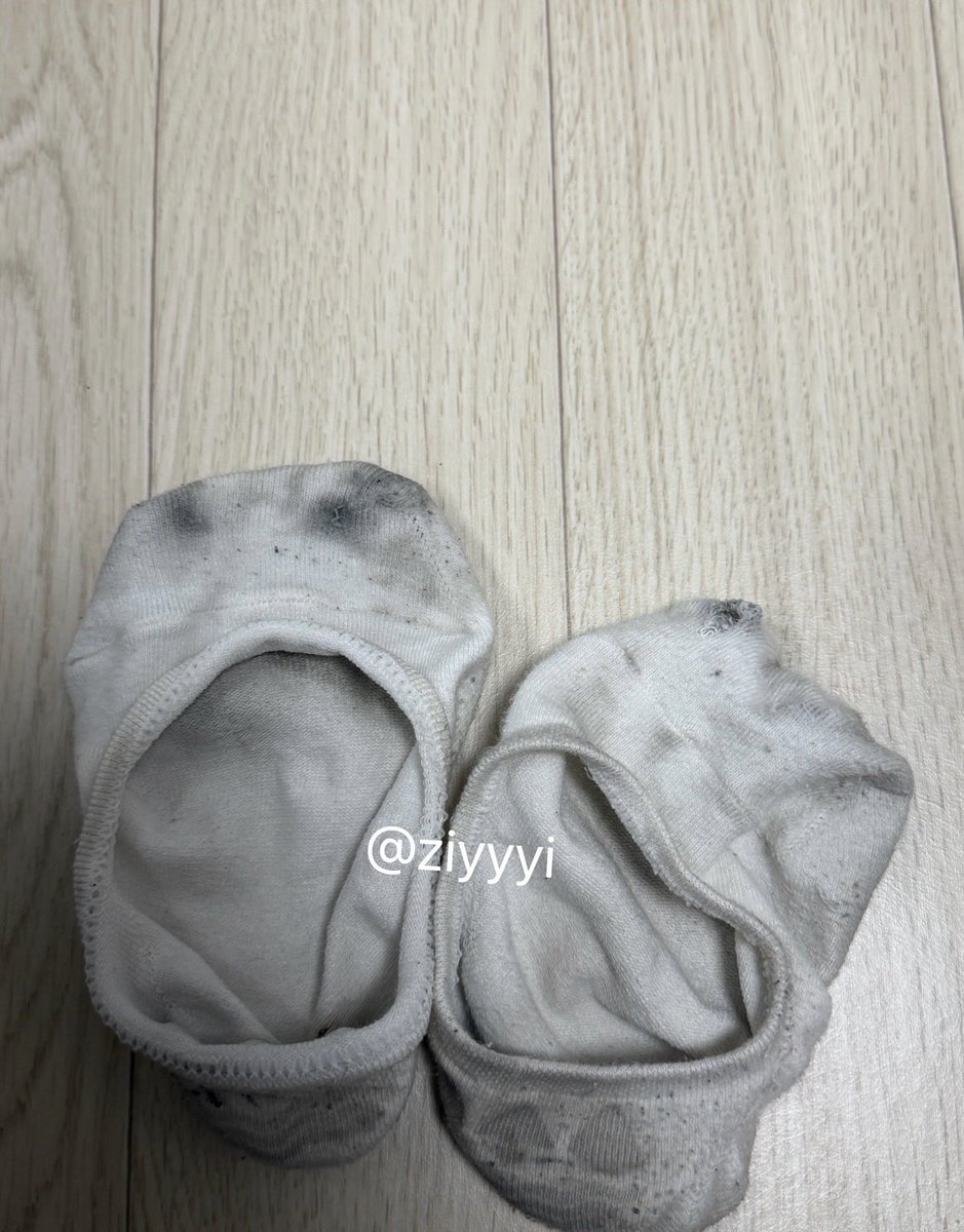 ziyyyi's tweet photo. 5일동안 신고 다닌 덧신양말 판매해용
구멍도 작게 났어여

선착순 한명 판매! 오늘만 택포2.4 !!
옾챗송금만 받구 구매문의 디엠주세용
#양말판매 #신던양말 #페티쉬판매 #페티쉬 #발페티쉬 #페티쉬용품 https://t.co/g3QQQ5k9t8