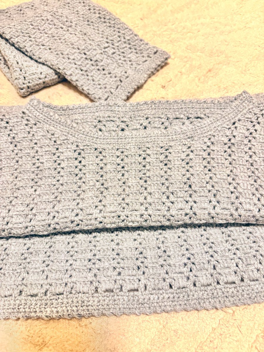 poc0moko130's tweet photo. 縁編みもおわったぁ✨️
あとは袖を繋げて完成で〜す☺️
冬に中にタートルネックと合わせて着てみたい。 https://t.co/48FKQJpTe7