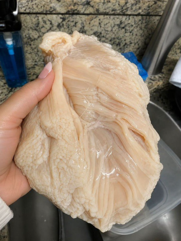 mohanrajv51091's tweet photo. スーパーで買ってきた鶏肉

調理しようとして開けた瞬間
なんか質感おかしくて手止まった、、、

触ったら普通の鶏肉と全然違う感じする
これこのまま調理して大丈夫なやつ？ https://t.co/JBXuCO8MlL
