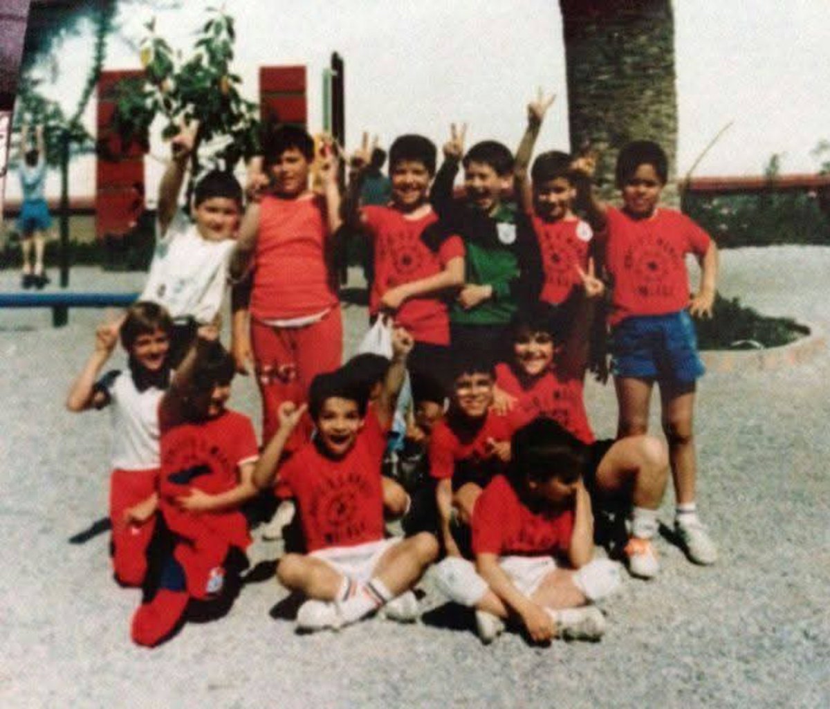 ElUltimoRay's tweet photo. Dios mío lo que me acabo de encontrar. 
Mi equipo de futbito del cole!!!
A ver si alguien adivina quién soy yo en esa foto. https://t.co/BDxYhAFiux