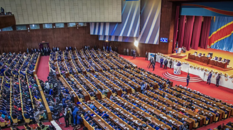 REF_INFO24's tweet photo. RDC : l’Assemblée nationale adopte une loi sur l’organisation du référendum, l’opposition s’inquiète 

L’Assemblée nationale de la République démocratique du Congo (RDC) a franchi une nouvelle étape dans le processus d’encadrement juridique du référendum. Les députés ont adopté, le 23 octobre, une proposition de loi fixant les conditions de son organisation, après l’intégration des réserves formulées par la Cour constitutionnelle trois mois auparavant.

Le texte a été approuvé en l’absence d’une partie de l’opposition, qui conteste le bien-fondé de cette initiative. Il prévoit notamment la possibilité de recourir au référendum pour modifier la Constitution, y compris certaines dispositions protégées par l’article 220, ou pour adopter une nouvelle Constitution.

Selon un proche de la présidence, l’objectif était de parvenir à un texte « unifié ». Présentée à la mi-septembre devant la commission politique, administrative et juridique de l’Assemblée nationale, la proposition a été harmonisée avec les observations de la Cour constitutionnelle. Les députés ont ensuite adopté le rapport de la commission, avant de voter les articles modifiés.

Le texte précise les circonstances dans lesquelles un référendum peut être organisé, notamment en cas de cession d’un territoire ou d’une partie de la souveraineté, de changement de capitale ou de modification de la Constitution. Il ne prévoit donc pas, à ce stade, de changement majeur par rapport à la proposition initiale.

L’opposition dénonce une initiative controversée

Les débats ont été marqués par les réserves de plusieurs élus de l’opposition. Au début de la séance, des membres du groupe parlementaire Ensemble ont dénoncé le calendrier de cette initiative, avant qu’une partie des opposants ne quitte l’hémicycle.

Christian Mwando, président du parti Ensemble, a qualifié le texte de « passage en force », estimant qu’il compromettait les perspectives d’un dialogue national. Son parti avait déjà organisé des mobilisations contre cette démarche en juin et en juillet.

Dans les rangs de la société civile, Jean-Claude Katende, membre de l’Association africaine de défense des droits de l’homme (ASADHO), a estimé que cette adoption montrait que le régime de Félix Tshisekedi « persévère dans la mauvaise direction ».

Le député d’opposition Nicolas Iracan, qui s’est abstenu lors du vote, redoute pour sa part une modification « sans limite » de la Constitution. Il juge cette perspective préoccupante alors que le pays reste confronté au conflit armé dans l’est et au maintien de l’état de siège dans certaines zones.

Au cœur de la controverse figure notamment la possibilité d’une modification des dispositions constitutionnelles qui encadrent les conditions d’exercice du pouvoir présidentiel. Des opposants et des acteurs de la société civile soupçonnent le chef de l’État de vouloir ouvrir la voie à son maintien au pouvoir, une interprétation contestée par les défenseurs de la démarche.

La proposition de loi doit désormais être examinée par le Sénat. Elle devra franchir cette nouvelle étape avant une éventuelle promulgation.

 https://t.co/atRw4XfCrk