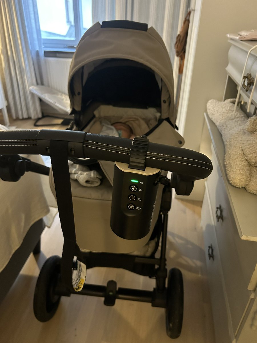 CBjorkbacka's tweet photo. Moderna föräldrar har alltså en ”vaggningsapparat” på vagnen. Vart tog manuella skakningen vägen? @Alexbjorkbacka #barnbarn https://t.co/B1lCWTSQaT